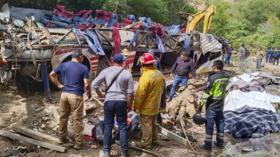 Son casi 30 los muertos por el vuelco de un autobús en México