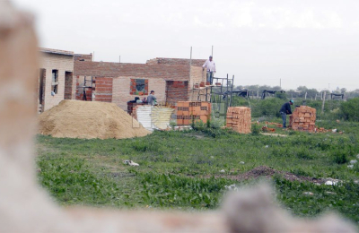 A metros del canal Quijano dan trabajo y construyen viviendas para veinte familias