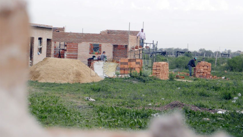 A metros del canal Quijano dan trabajo y construyen viviendas para veinte familias