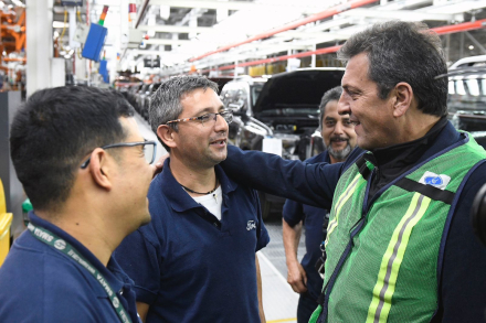 Massa con trabajadores ford 2.jfif