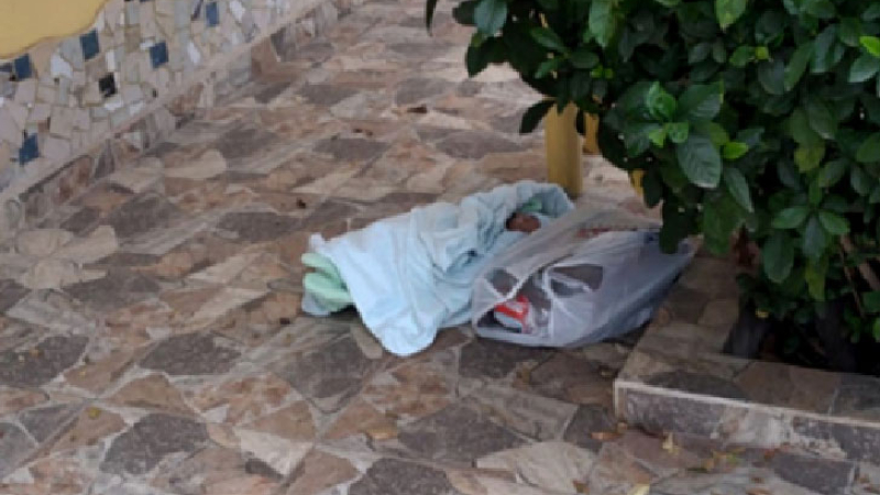 La mujer que abandonó a su bebé se arrepintió y volvió a buscarlo
