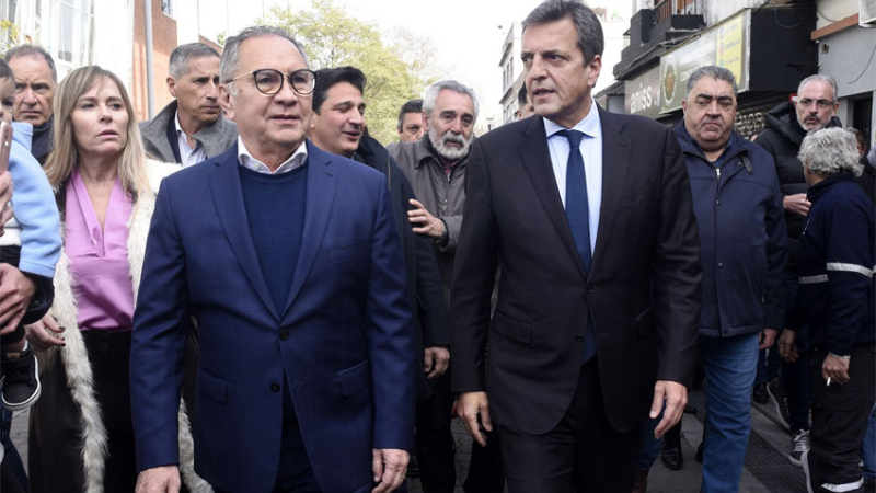 Massa convocó a "defender la industria de la especulación financiera"
