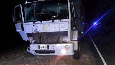 Camión arrolló a un carro y murió uno de sus ocupantes