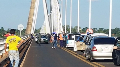 La balsa vuelve a ser una opción por las demoras en el cruce