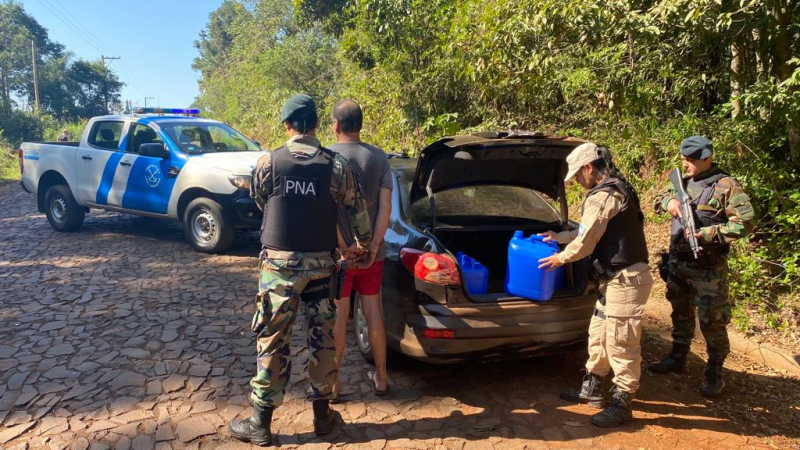 Prefectura detuvo a un hombre que transportaba 60 litros de cocaína líquida