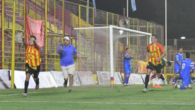 Sarmiento tuvo una gran reacción en el final y festejó ante el líder