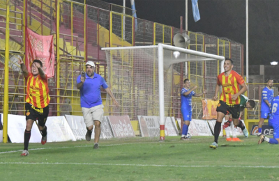 Sarmiento tuvo una gran reacción en el final y festejó ante el líder