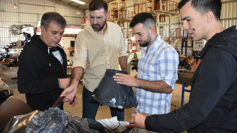 Pérez Cuevas visitó una papelera: "la industria genera crecimiento en la provincia"