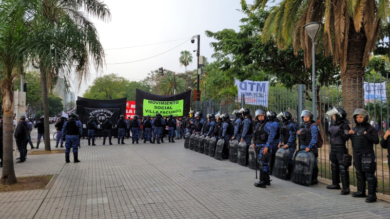 Diez personas demoradas por realizar una protesta frente a Casa de Gobierno