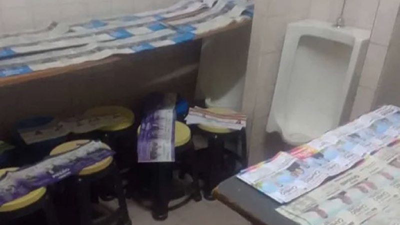 Insólito: votaron dentro de un baño