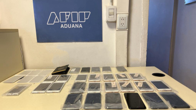 Lo interceptaron en la frontera cuando quería ingresar con 26 celulares adosados al cuerpo