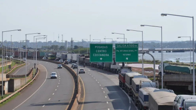 Paraguay demora ex profeso cientos de camiones en la frontera de Posadas