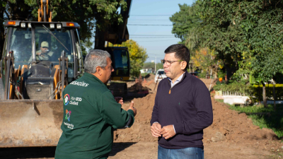 Tareas de saneamiento de un canal primario en Villa San Juan