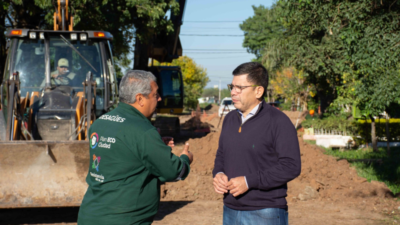 Tareas de saneamiento de un canal primario en Villa San Juan