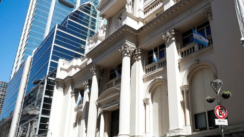 El BCRA vendió USD 19 millones en el mercado y rompió una racha compradora de 35 jornadas