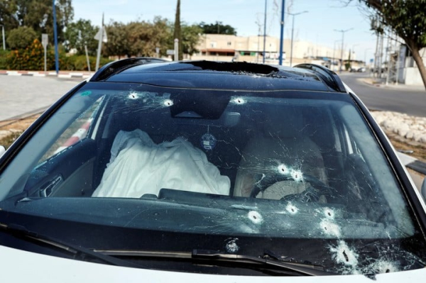 Una sábana cubre el lado del pasajero de un automóvil luego de una infiltración masiva de hombres armados de Hamas desde la Franja de Gaza, en Sderot, sur de Israel. Foto: REUTERS/Ammar Awad.