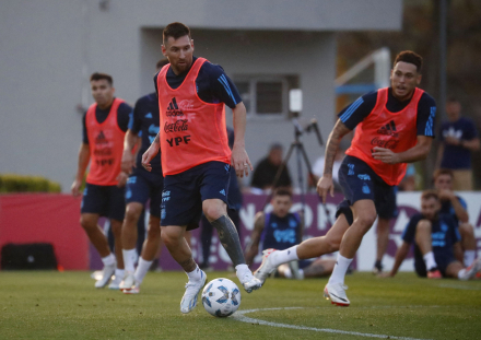 Messi entrenamiento eliminatorias.JPG