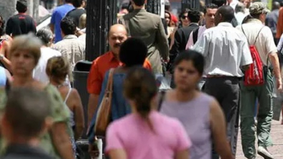 Una referente afirma que hoy lo social no estalla porque la gente está ocupada en dos o tres trabajos  