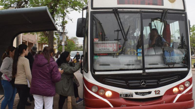 Malestar de usuarios por demoras y el mal estado de unidades del transporte urbano