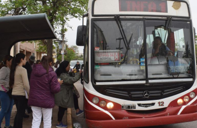 Malestar de usuarios por demoras y el mal estado de unidades del transporte urbano