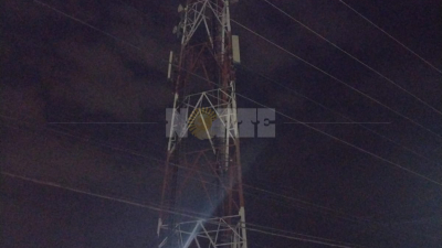 Subió a una antena de casi 100 metros por problemas "sentimentales": era un ladrón
