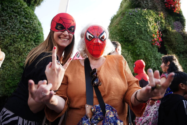 Una mujer junto a su hija en el festejo de Spiderman.