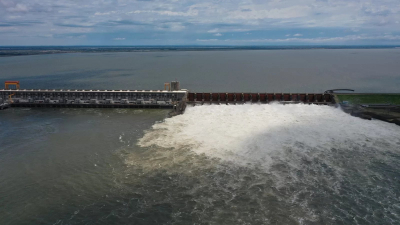 Yacyretá abrió el vertedero principal y el de Aña Cuá