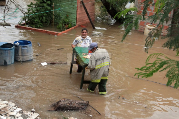 Cedió una defensa en el barrio San Pedro Pescador y el agua inundó viviendas