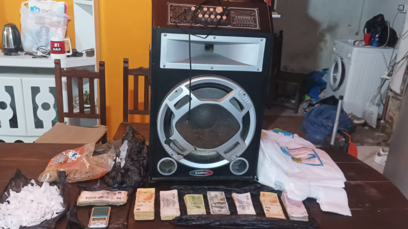 Investigaban un robo y dieron con un búnker de venta de drogas: una joven fue detenida