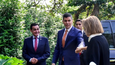 Santiago Peña invitó a Milei a visitar Paraguay y hallaron afinidad