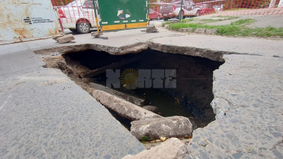 Pasó un camión y dejó un gran bache en una esquina de Resistencia