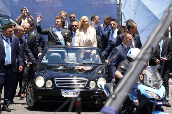 El recién juramentado presidente de Argentina, Javier Milei, saluda a sus seguidores desde un automóvil que se dirige a la Casa Rosada. Foto: Juano Tesone.