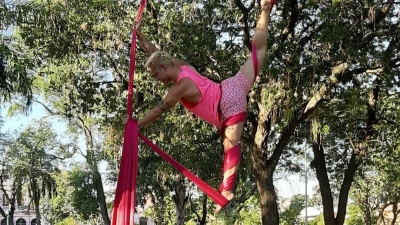 Muestra de acrobacias aéreas bajo la temática de Alicia en el país de las maravillas