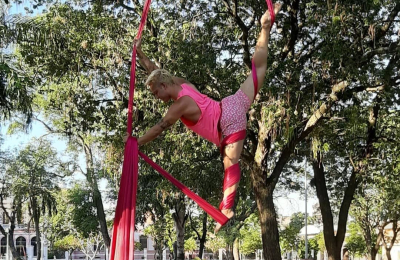 Muestra de acrobacias aéreas bajo la temática de Alicia en el país de las maravillas