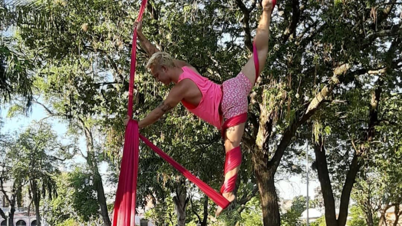Muestra de acrobacias aéreas bajo la temática de Alicia en el país de las maravillas