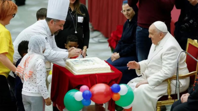 El papa Francisco cumplió 87 años y lo celebró con niños en el Vaticano