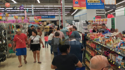 Mucha gente pero con pocas compras en los supermercados