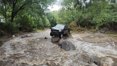 Una camioneta fue arrastrada por el arroyo en Villa General Belgrano