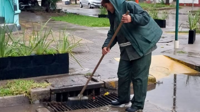 Cuadrillas municipales trabajan en la limpieza de la ciudad tras el temporal