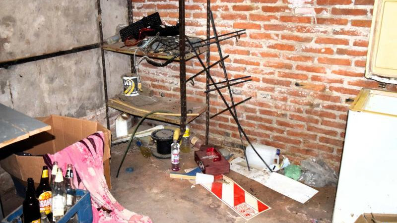 Sustrajeron elementos de un local y los escondieron en un monte