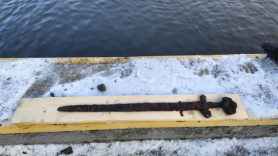 Hallan en Polonia una espada vikinga que fascina a los investigadores
