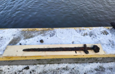 Hallan en Polonia una espada vikinga que fascina a los investigadores
