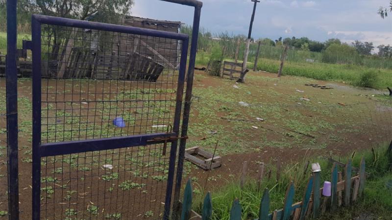 Vecina de La Rubita vive aislada y con el agua en su vivienda