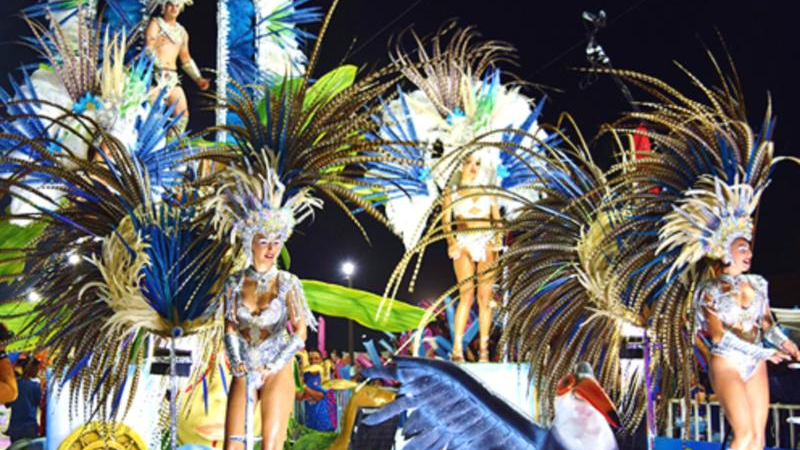 Brillo y color en la segunda noche de carnaval quitilipense