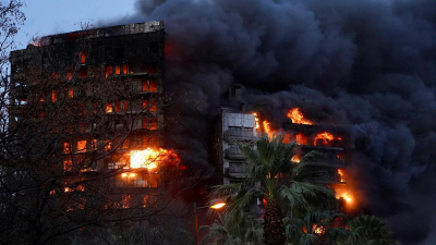 Terror en Valencia por incendio generalizado en dos edificios de 14 pisos: al menos 13 heridos