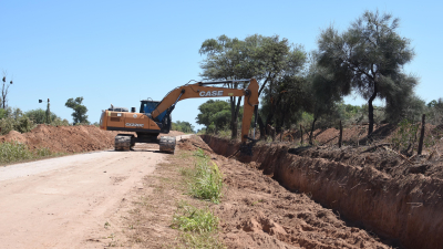 Zdero constató obras de mantenimiento de un canal estratégico para la zona rural