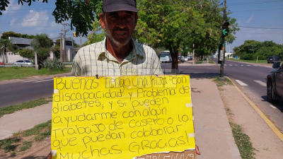 Instalado en un semáforo de la ciudad, padre de una joven con discapacidad pide trabajo