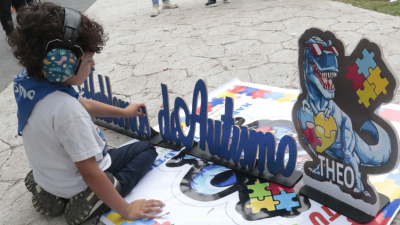 Padres autoconvocados hicieron una caminata por el Día de la Concienciación sobre el Autismo