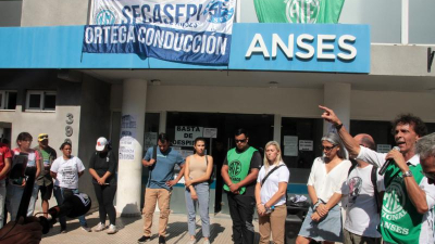 Protesta en Resistencia por más de 120 familias que quedaron sin trabajo en el Estado nacional