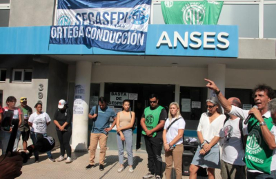 Protesta en Resistencia por más de 120 familias que quedaron sin trabajo en el Estado nacional